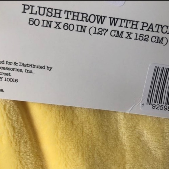 NWT Rae Dunn Yellow Soft 50x60 Throw Blanket with Patch ‘Queen Bee’ - Picture 3 of 3